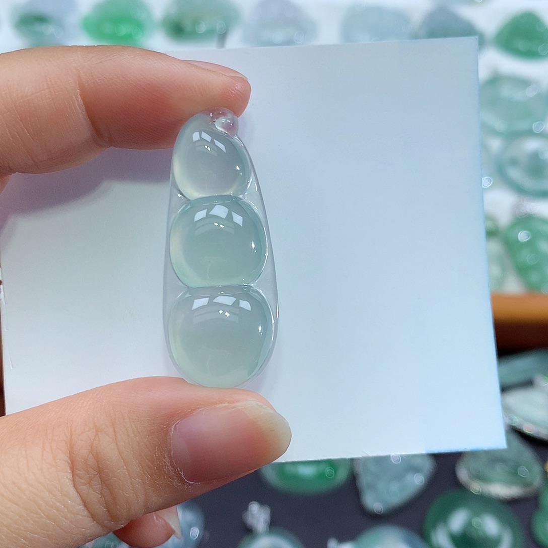 C***༊翡翠未镶嵌颈饰豆