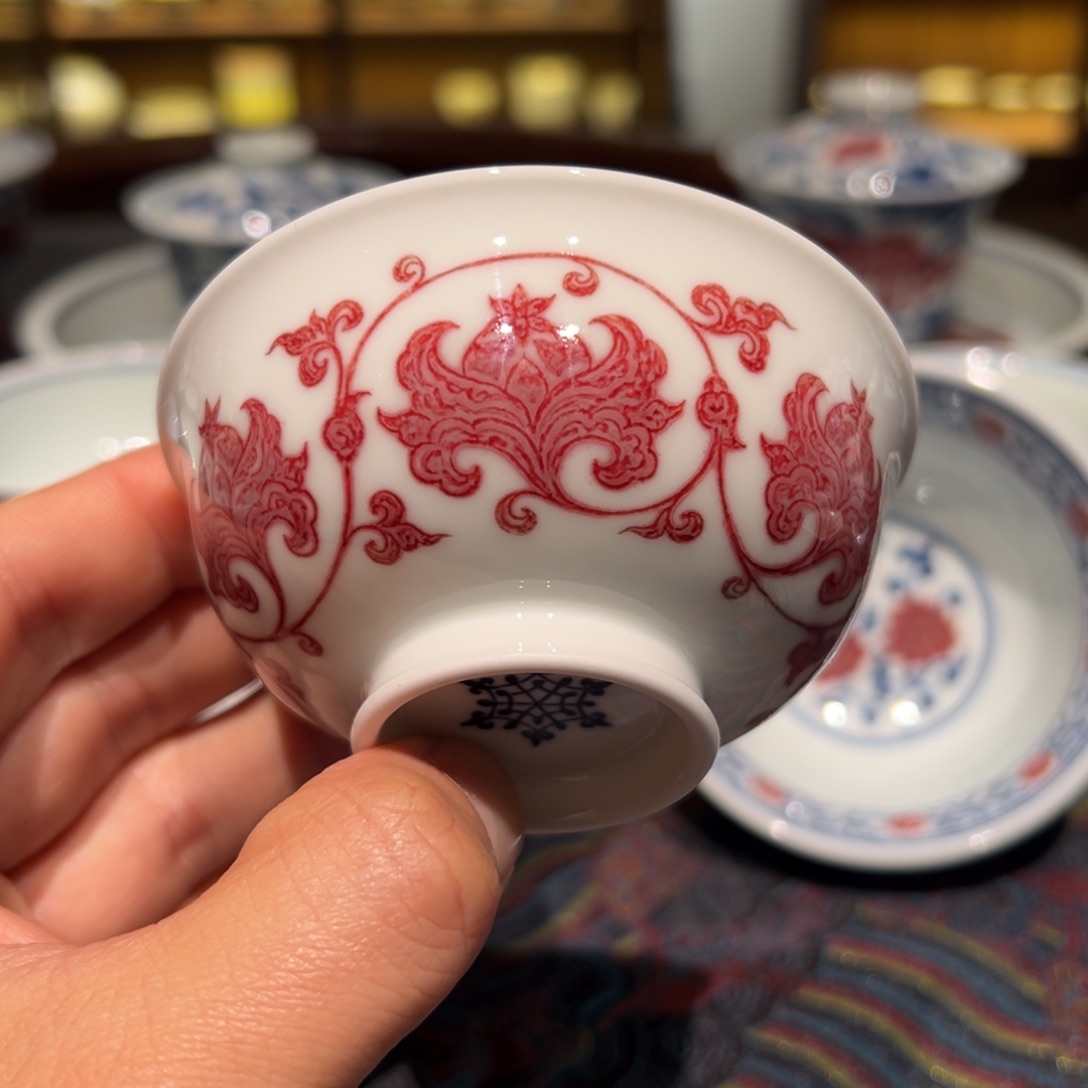 陶精品青花釉里红双钩莲主人杯口径约8.7厘米