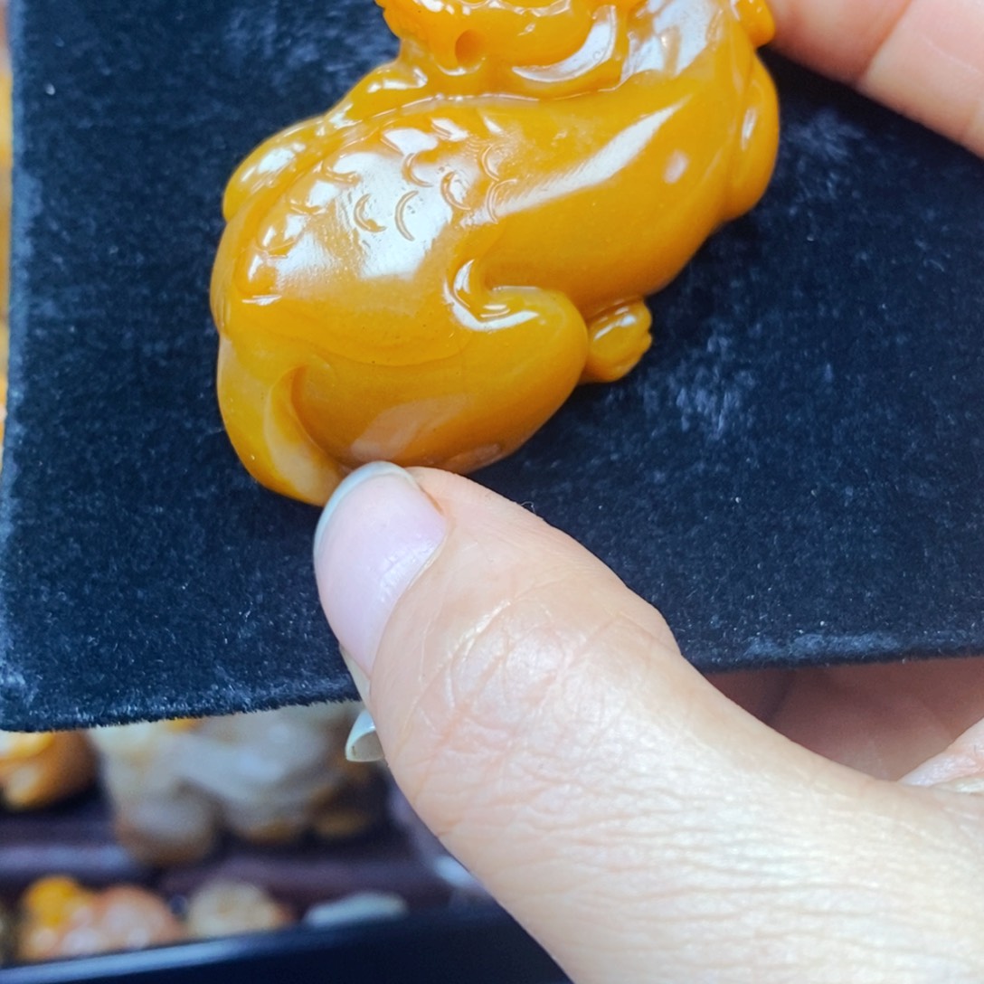 未镶嵌石英质玉（黄龙玉）颈饰