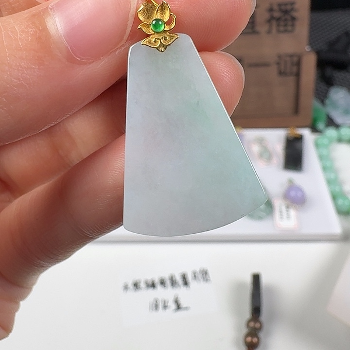 翡翠18K金镶嵌颈饰