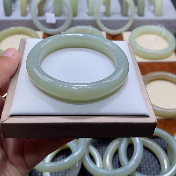 和田玉手镯未镶嵌锦*