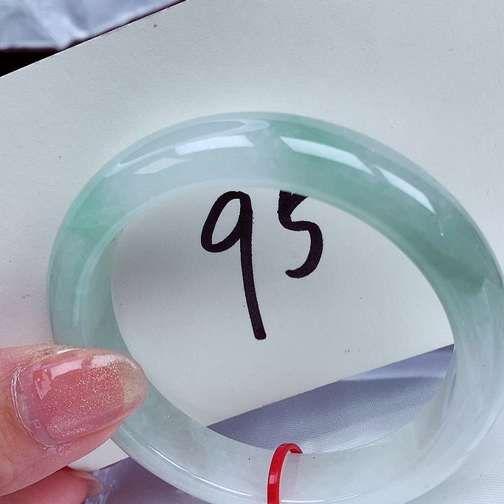 翡翠手镯未镶嵌翡翠