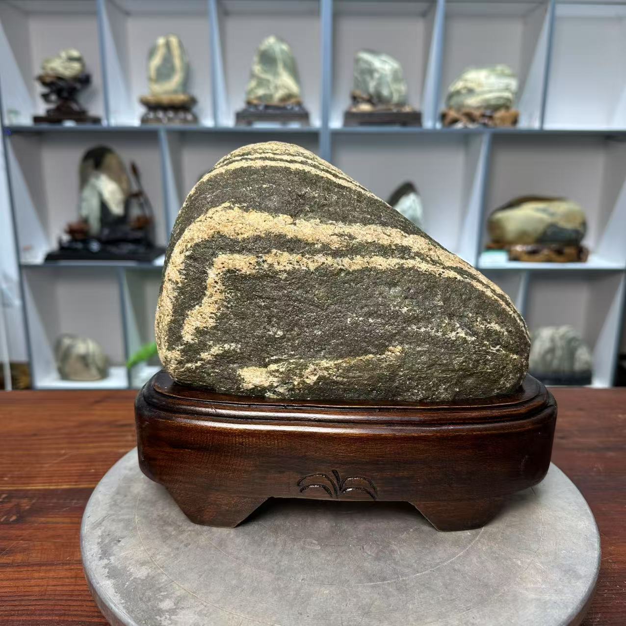 《靠山石17》摆件，长24cm*高22cm*厚14cm，重量11.1斤。