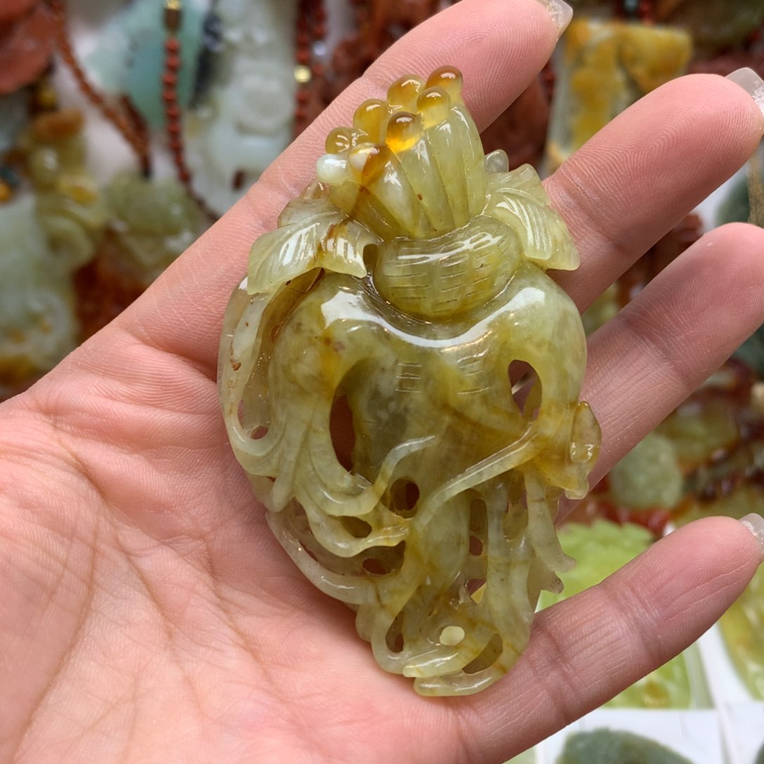 蛇纹石玉颈饰未镶嵌