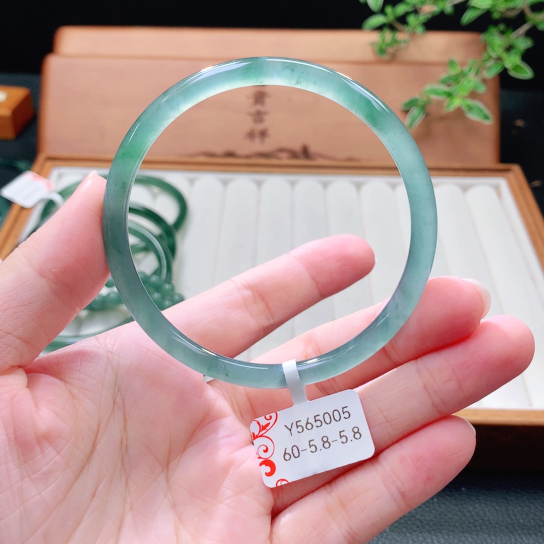 翡翠未镶嵌手镯（圆镯）