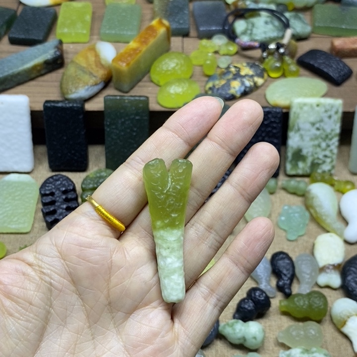 大***毓蛇纹石玉合金吊坠