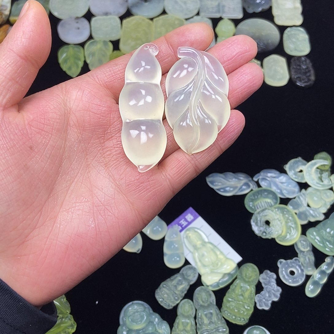 蛇纹石玉未镶嵌颈饰