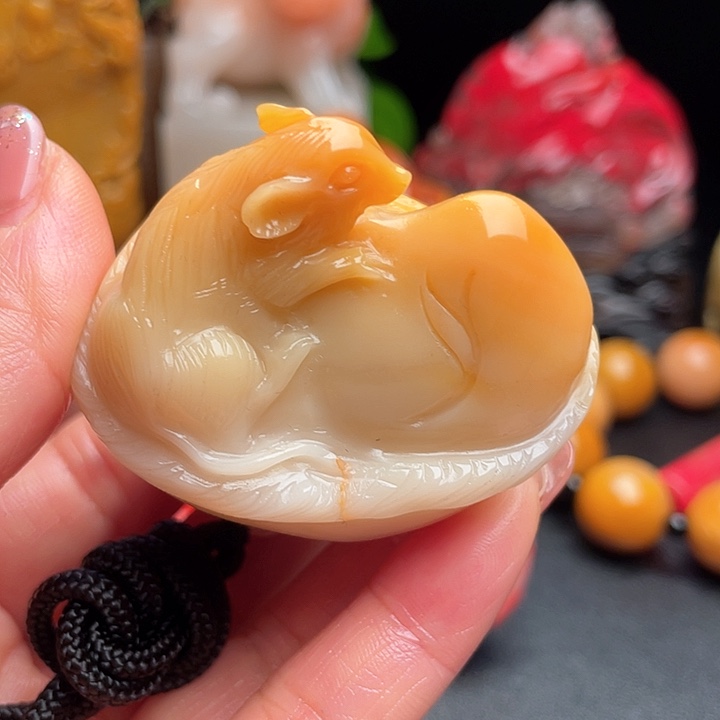 田黄石啥****搂田黄石挂件牌子手把件