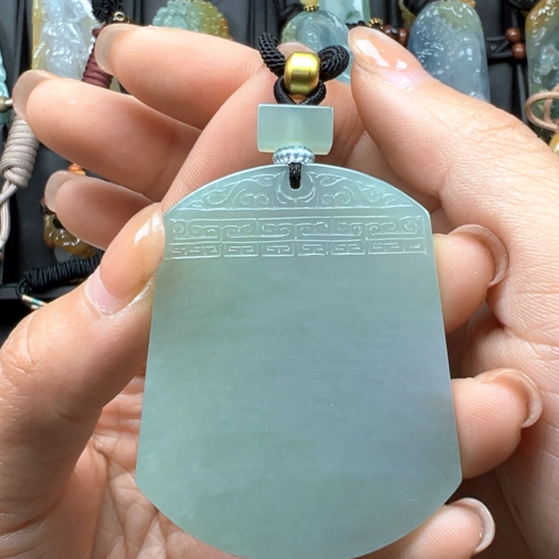 翡翠颈饰未镶嵌无事