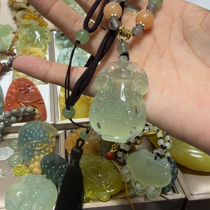 蛇纹石玉吊坠未镶嵌