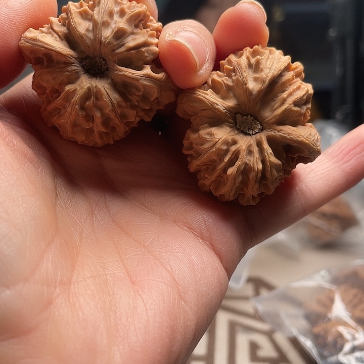 手串文玩核桃龙门涧带黄色小块25.8