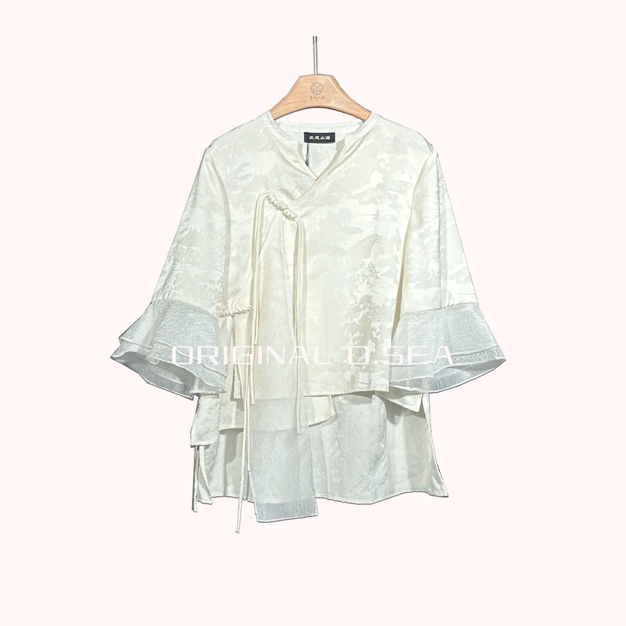 【焕夏墨晨】S2061暖白色斜盘扣荷叶边袖不规则下摆上衣