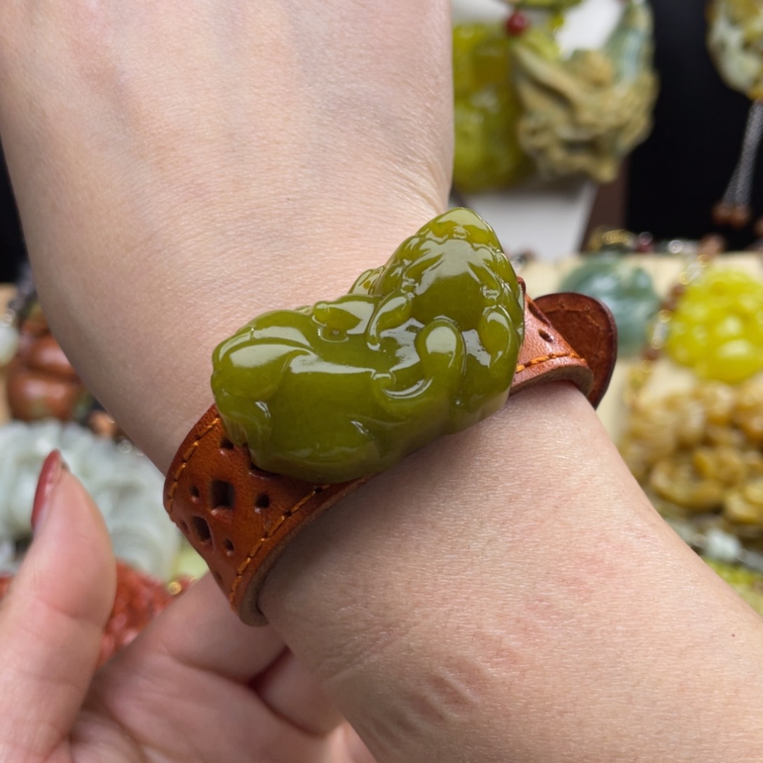 未镶嵌蛇纹石玉颈饰