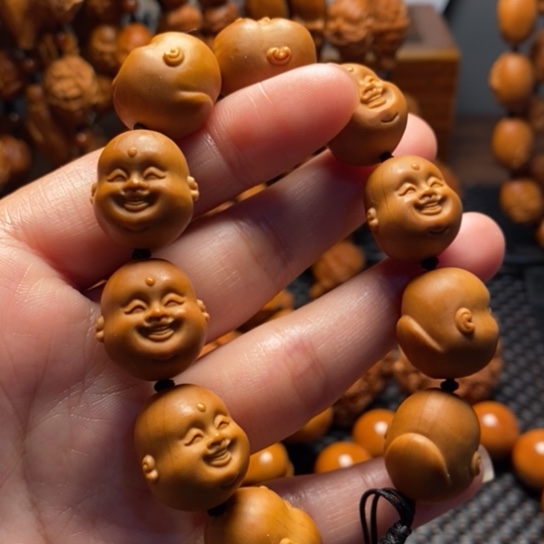 橄榄核吊坠十分开心