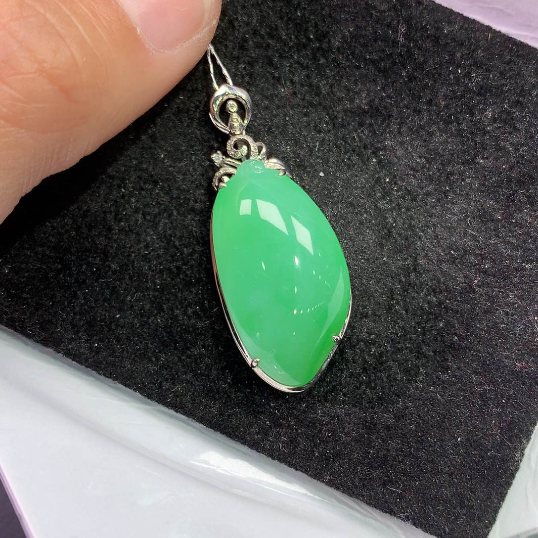 翡翠吊坠(赠链)18K金镶嵌