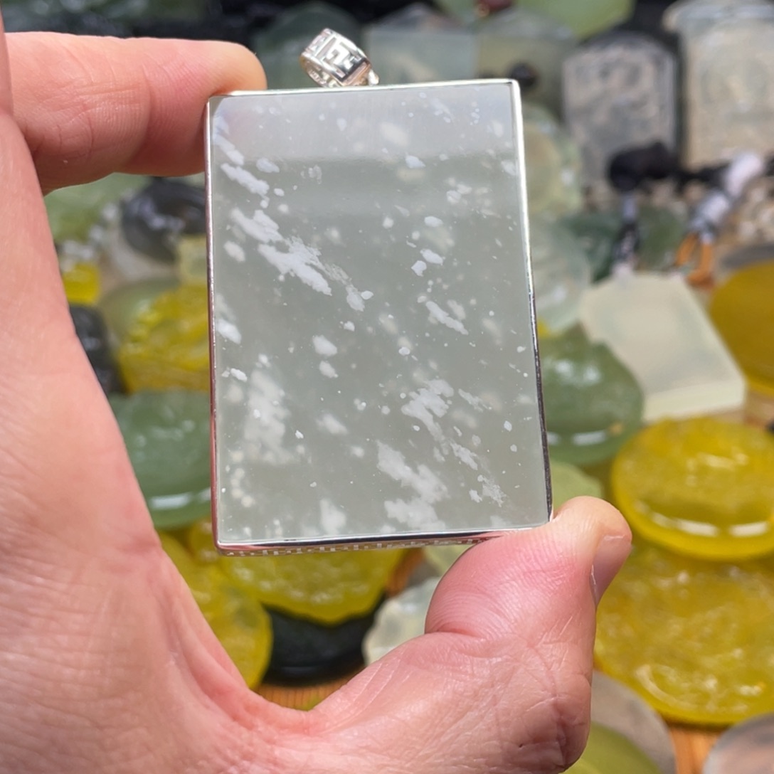 花***忧蛇纹石玉未镶嵌颈饰