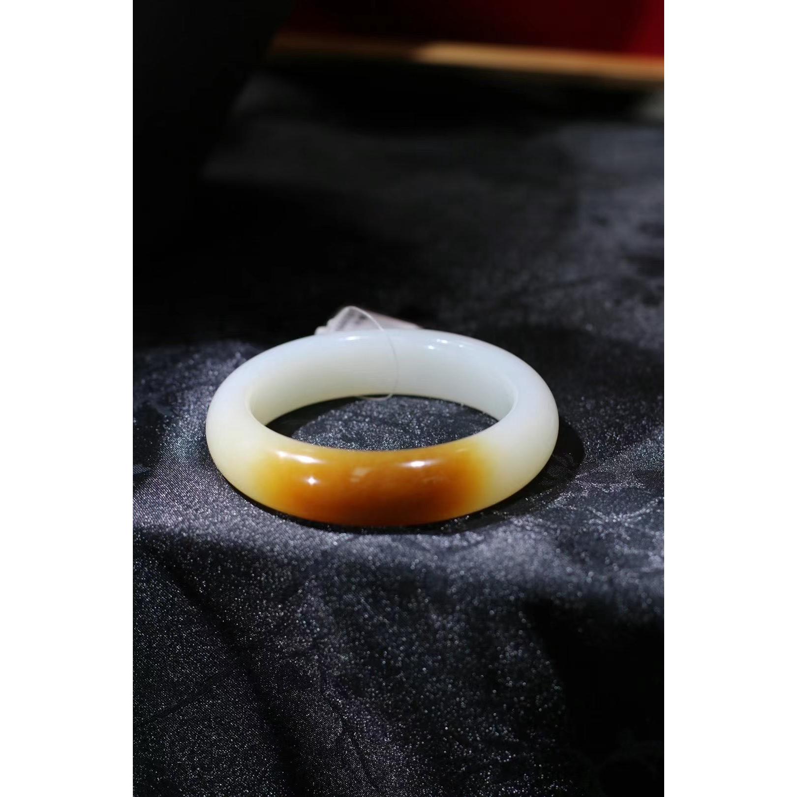 天然和田玉一口糖正圈糖色美年轻款