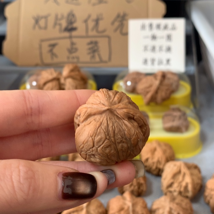 江***2文玩核桃吊坠异形单只，有瑕疵