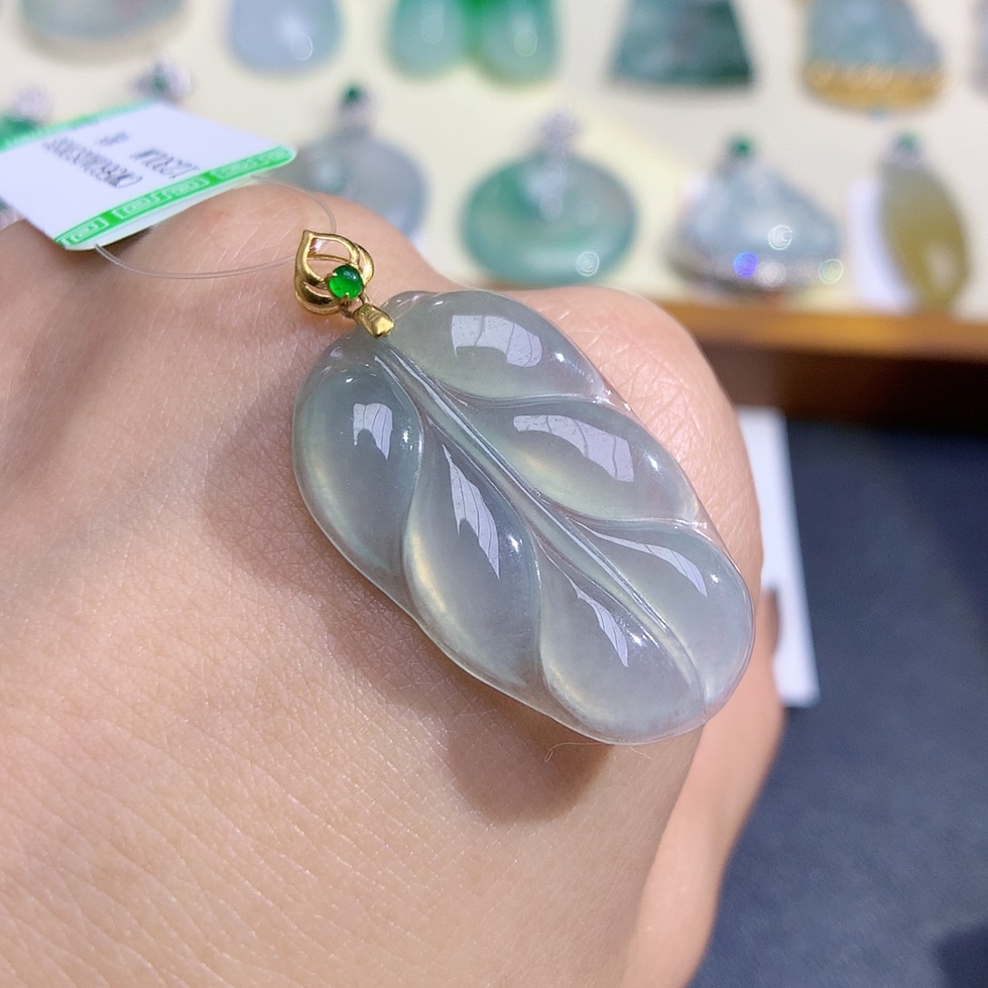 翡翠颈饰18K金镶嵌叶子