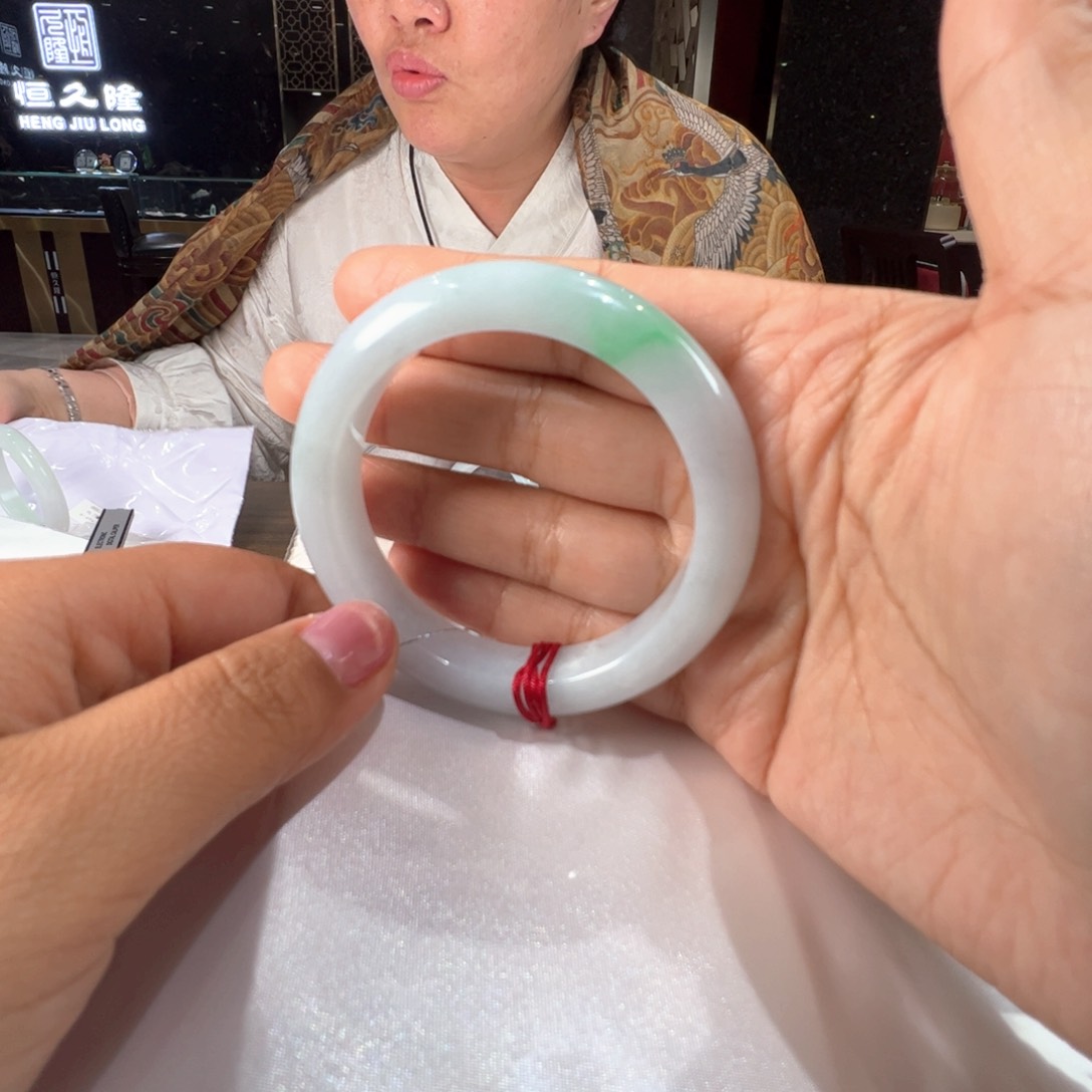 翡翠未镶嵌手镯哈***昂白底青