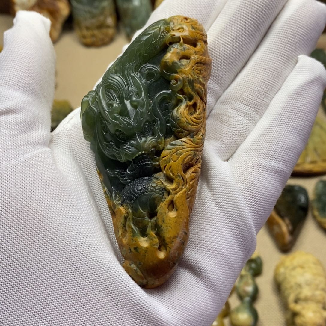 未镶嵌岫岩河磨玉（透闪石质玉）把件曼**华