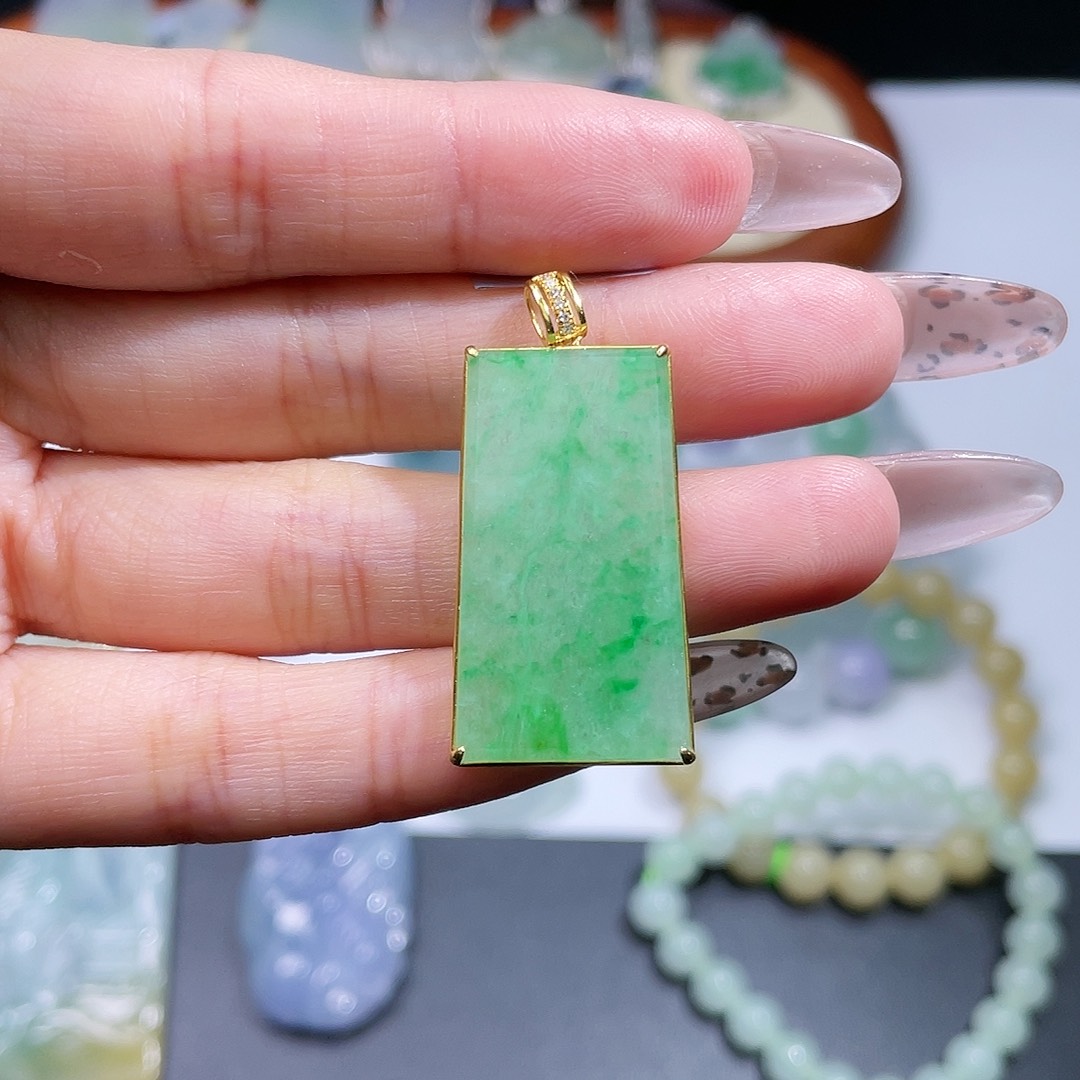 翡翠颈饰18K金镶嵌无事牌