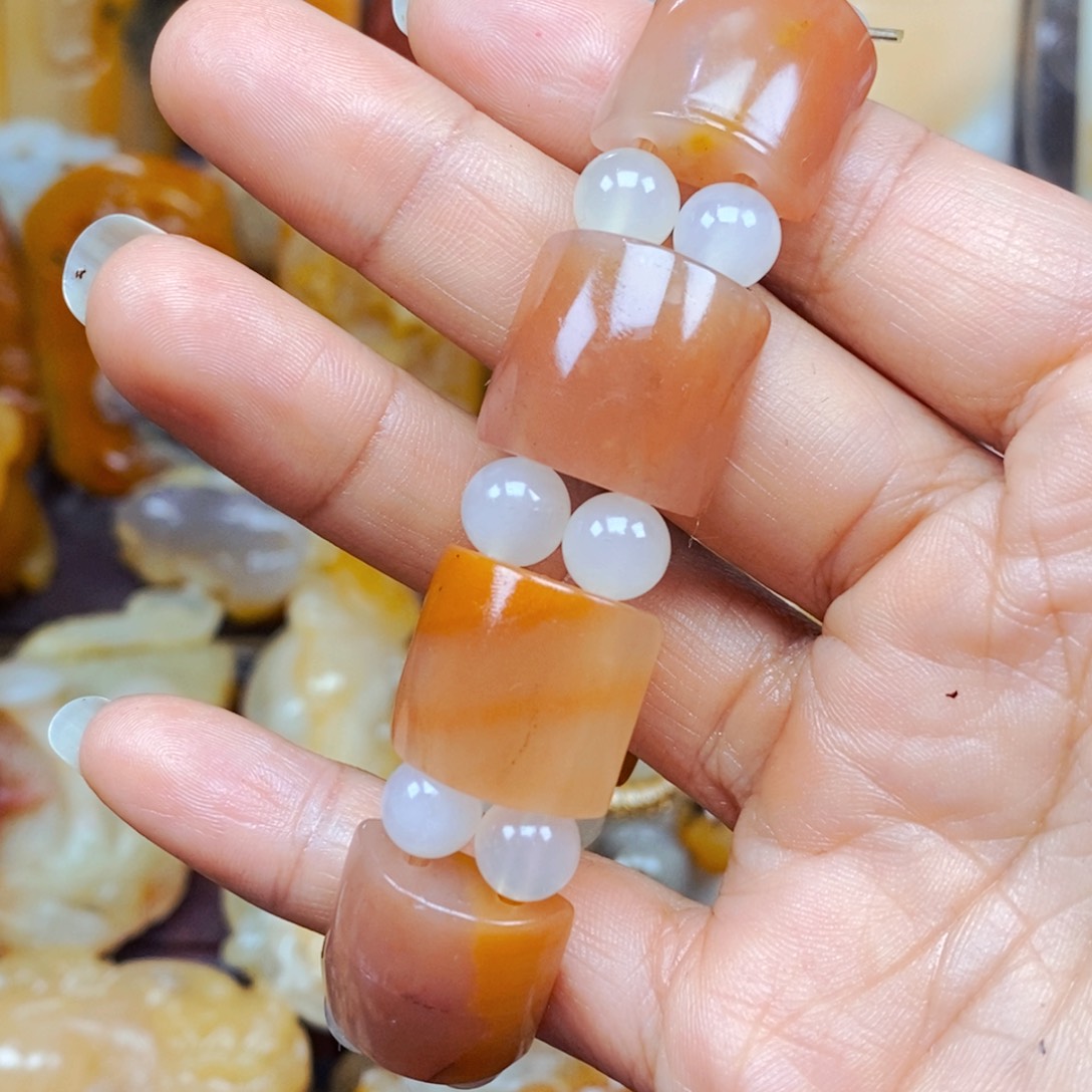 石英质玉（黄龙玉）颈饰未镶嵌