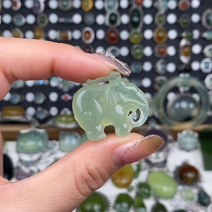 蛇纹石玉未镶嵌颈饰