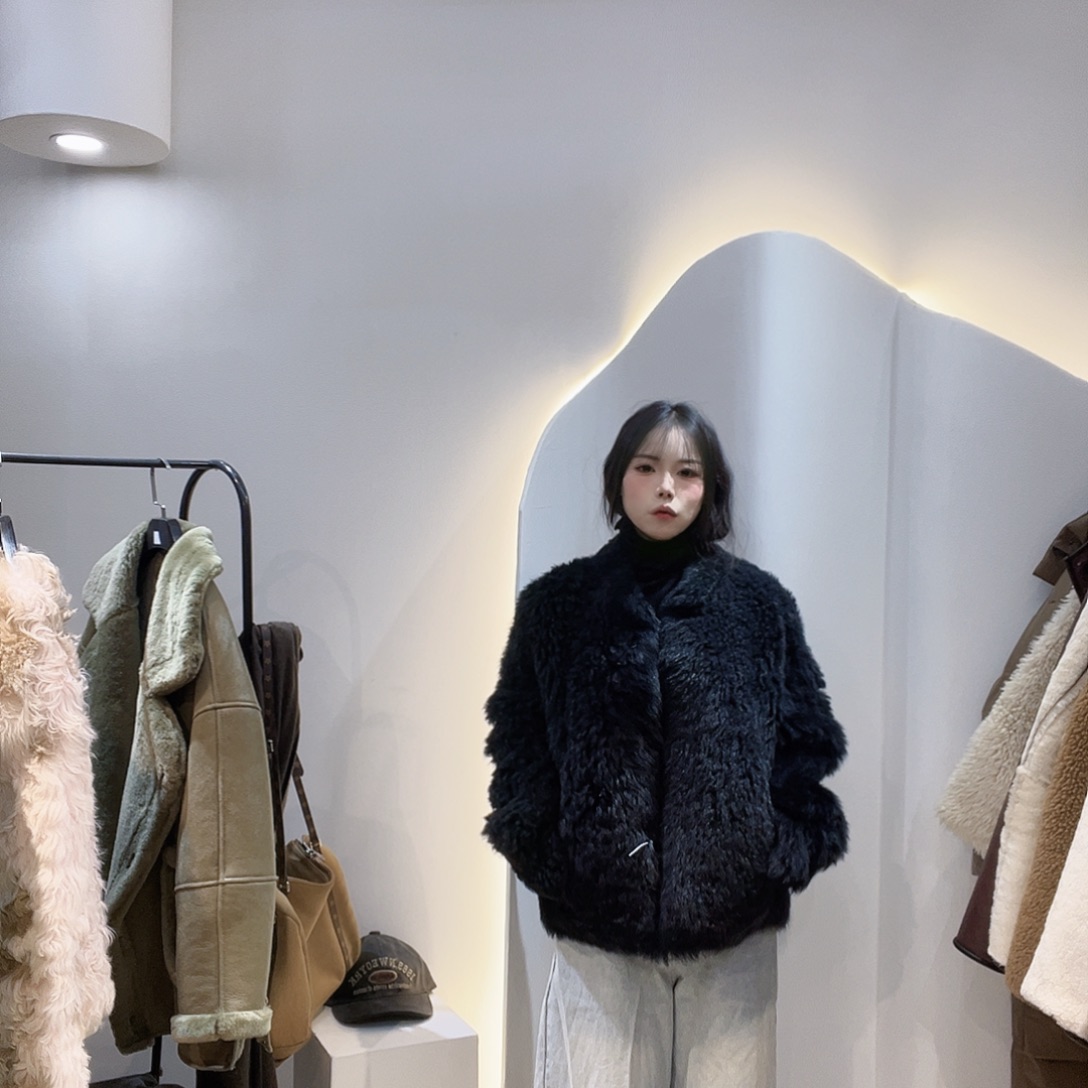 真皮皮毛一体外套222-3282。130斤内