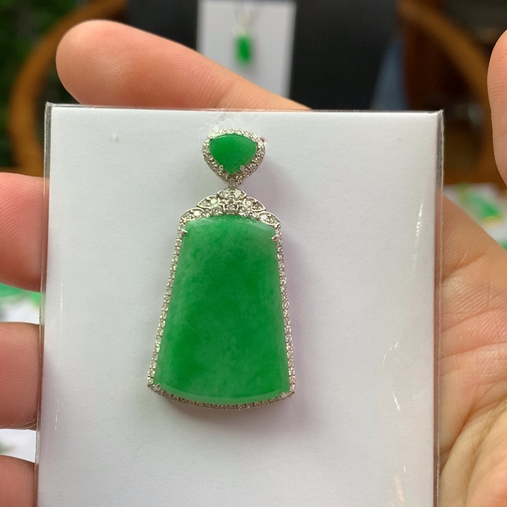 翡翠18K金镶嵌颈饰翡翠吊坠