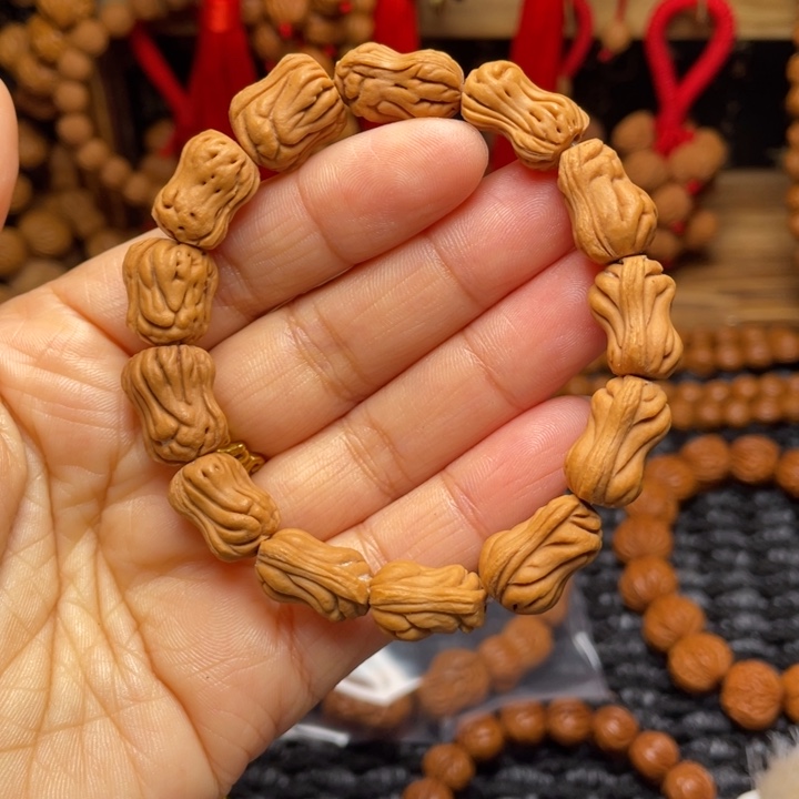 木质类龙纹桃枭挂件