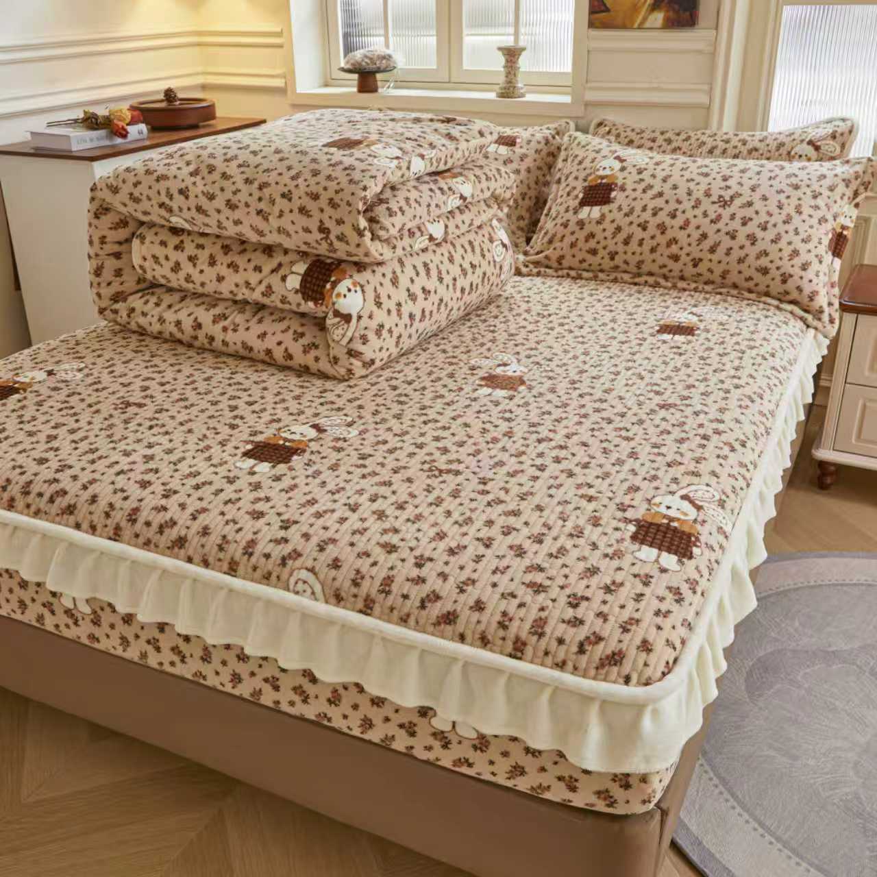 2025新款加厚牛奶绒花边保暖印花夹棉床笠四件套/三件套