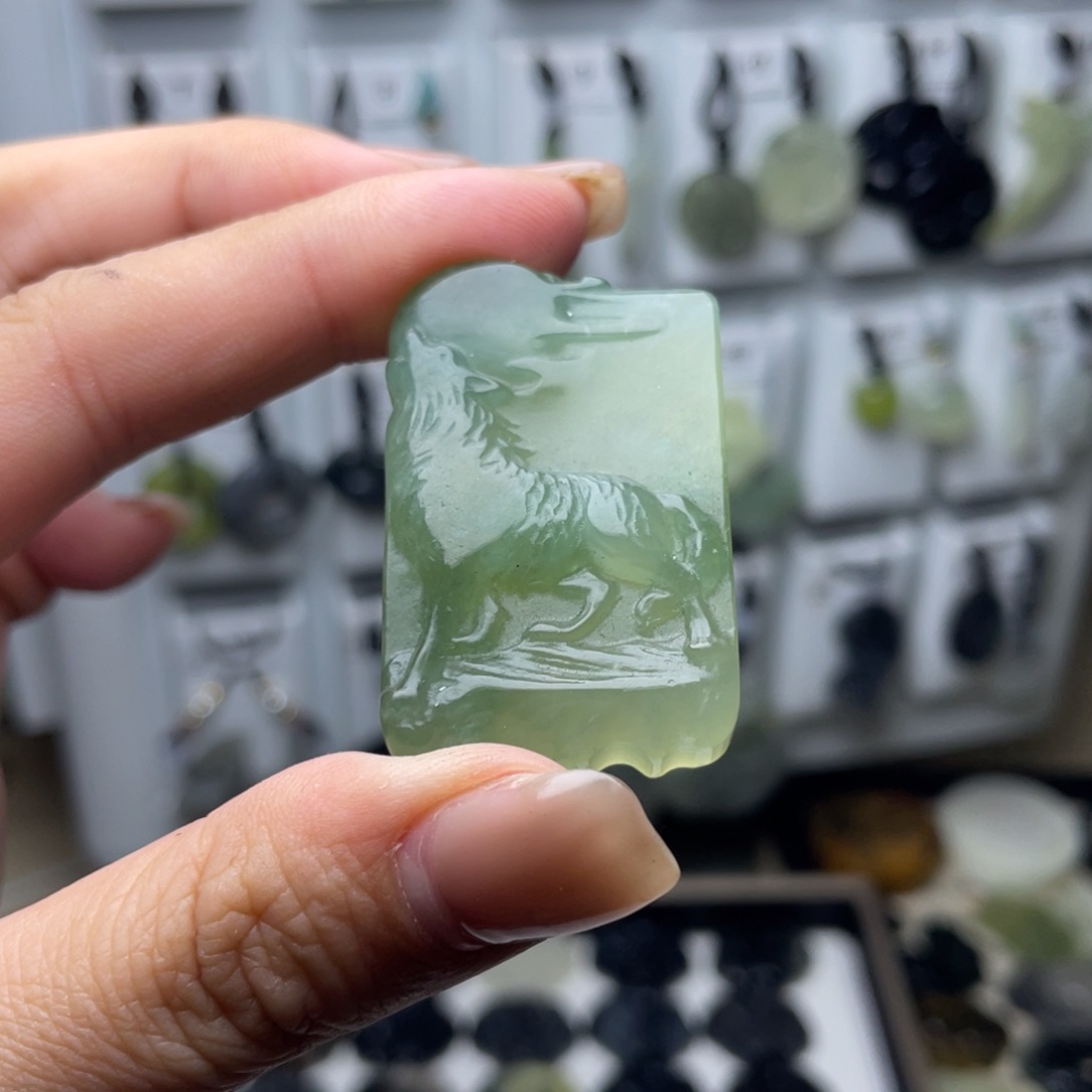 岫玉未镶嵌颈饰狼牌