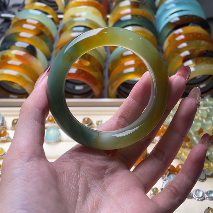 蛇纹石玉手镯未镶嵌一**猫