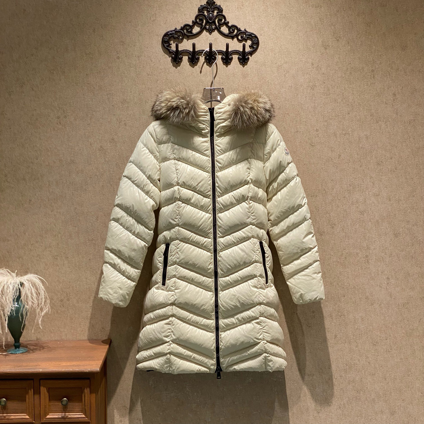 99新 MONCLER 爆款米白色亮面毛领长款羽绒服/2码/99新/40706