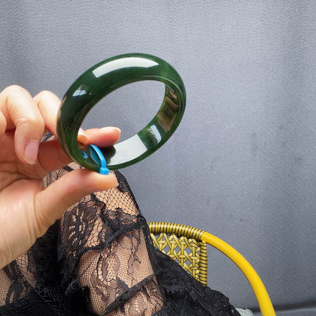 牛****和田玉未镶嵌手镯