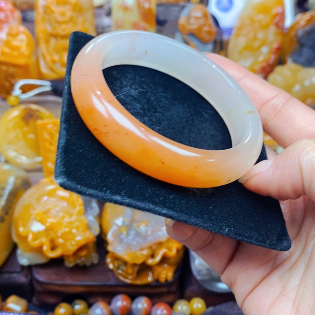 未镶嵌石英质玉（黄龙玉）颈饰