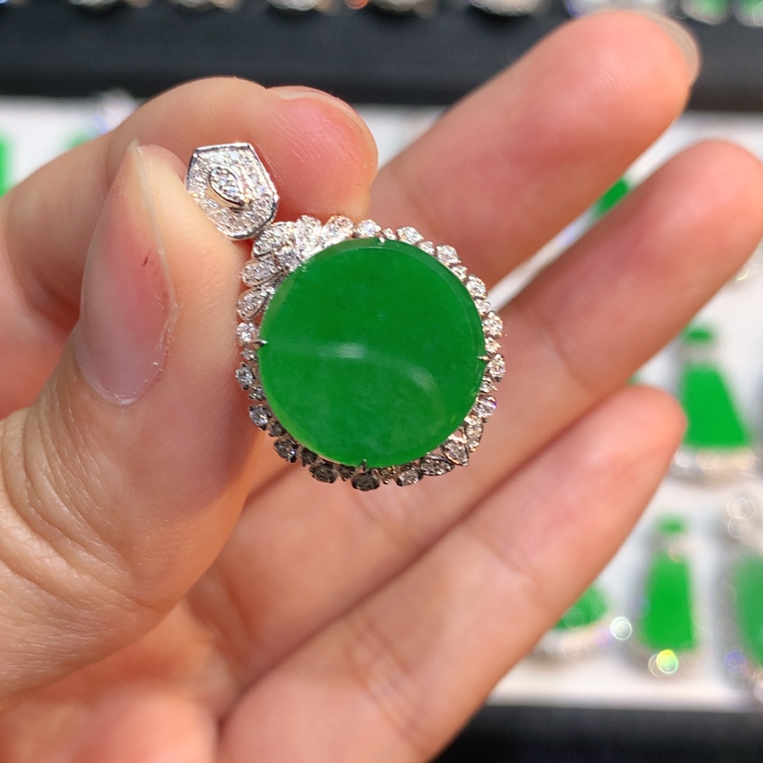 翡翠颈饰18K金镶嵌谦****累翡翠