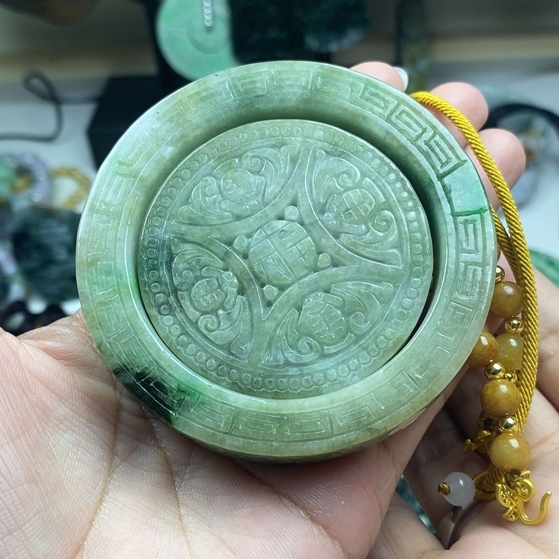 翡翠未镶嵌颈饰吕*兰手镯