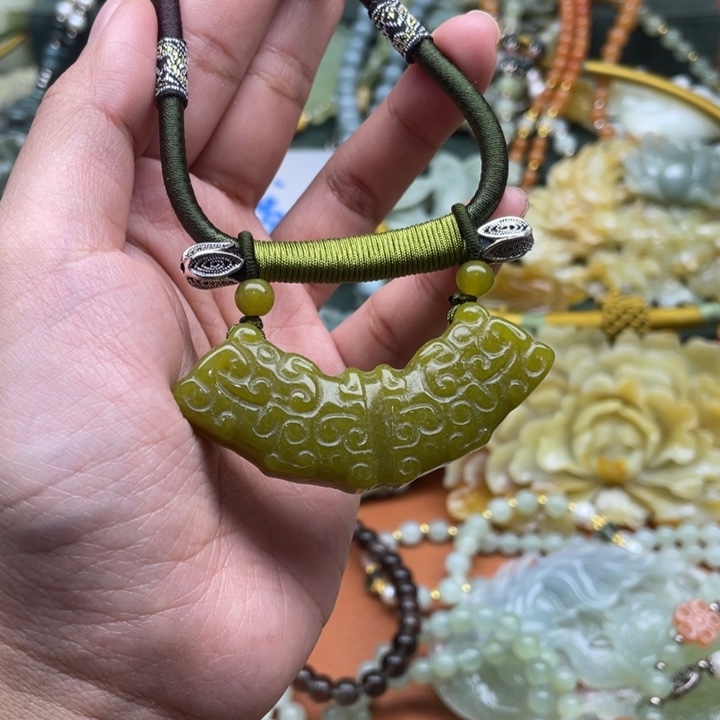 蛇纹石玉吊坠合金