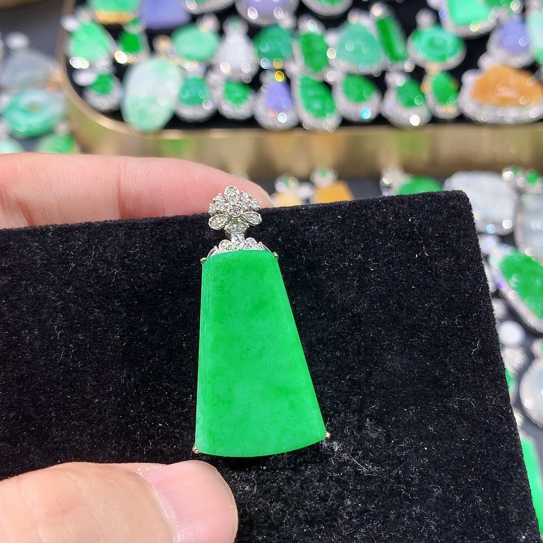 翡翠18K金镶嵌颈饰