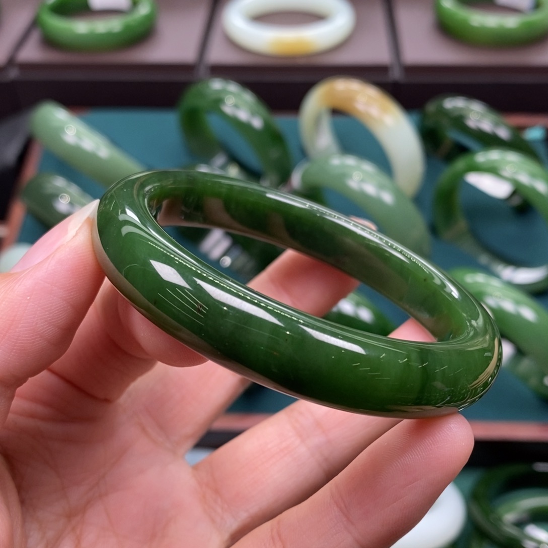 和田玉（碧玉）未镶嵌手镯