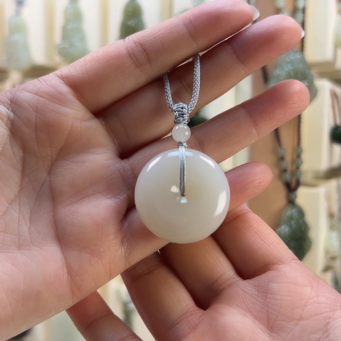 卟***弃和田玉未镶嵌颈饰