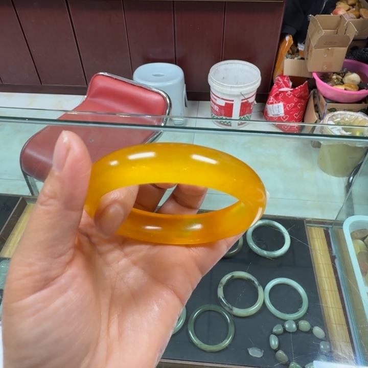 君***兰石英质玉（金丝玉）未镶嵌颈饰