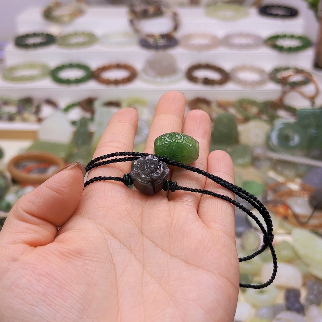 橙****和田玉未镶嵌吊坠(赠链)