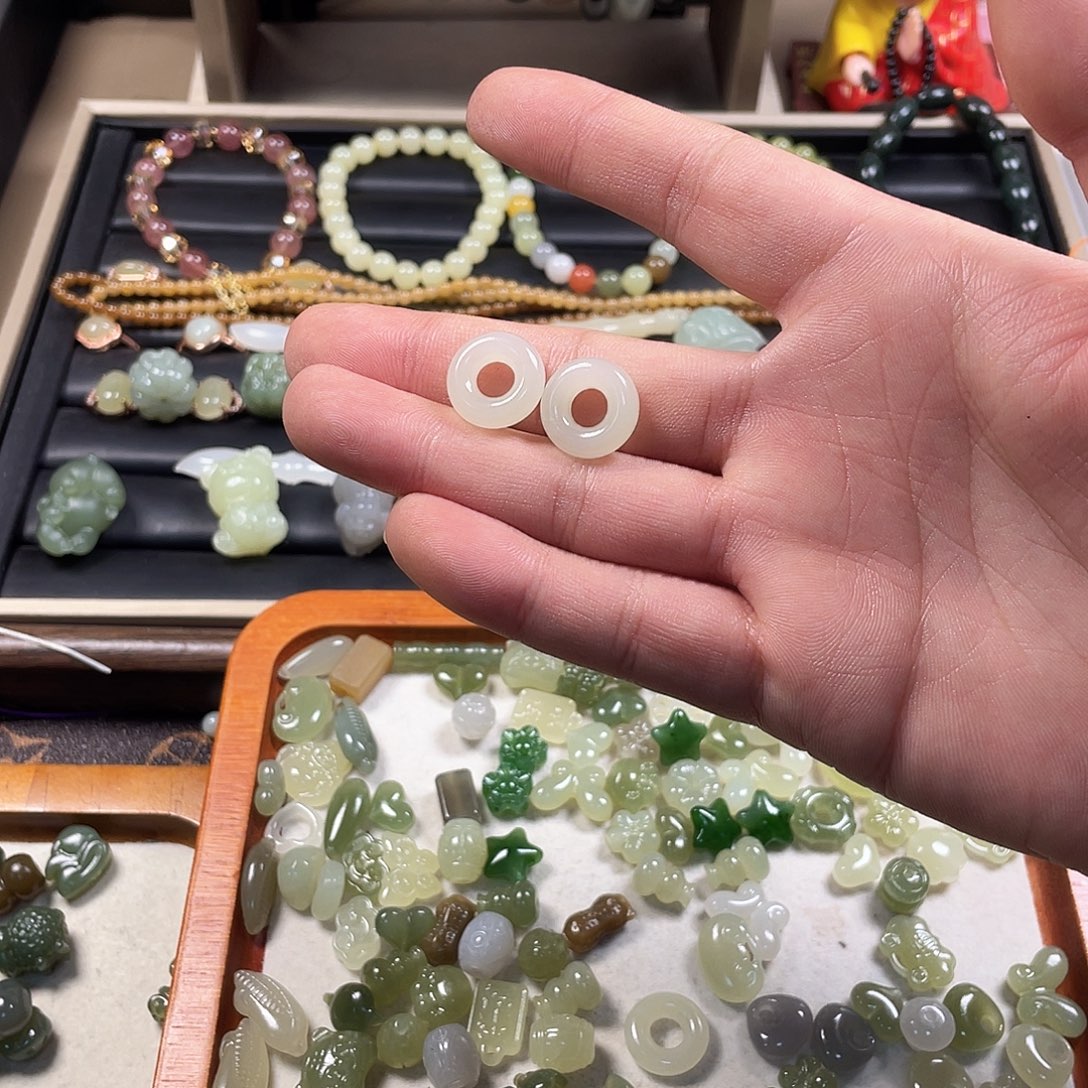 安***儿和田玉未镶嵌颈饰