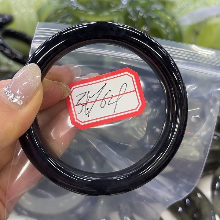 以***姓蛇纹石玉未镶嵌手镯