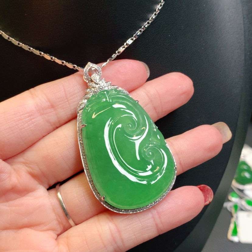 【闪购商品】翡翠吊坠(赠链)18K金镶嵌