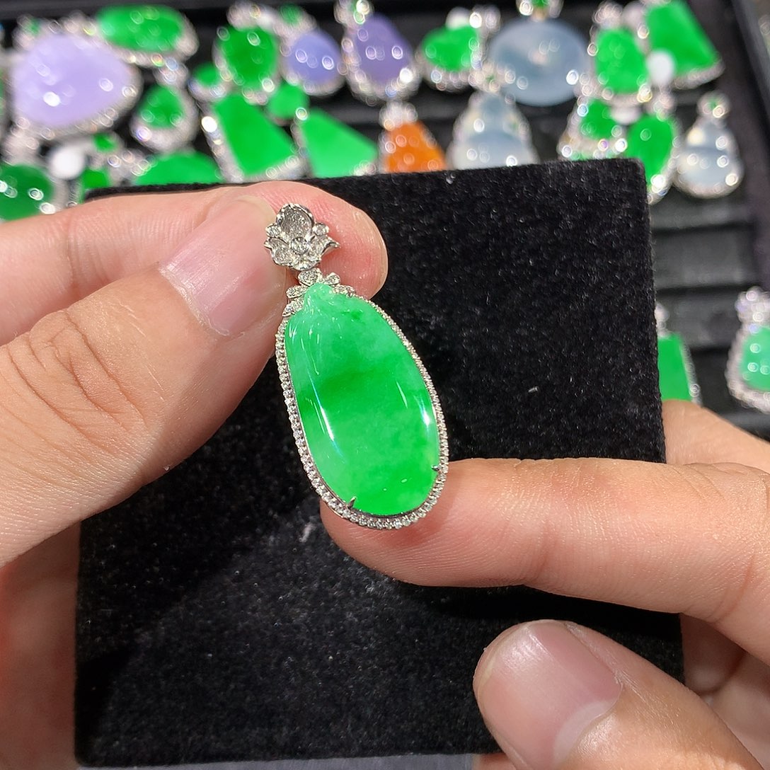 翡翠18K金镶嵌颈饰