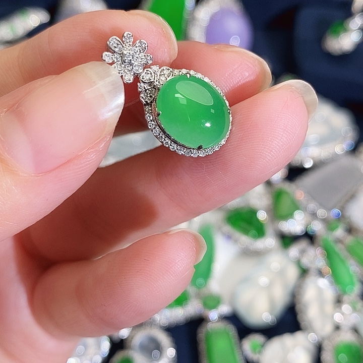 翡翠吊坠(不含链)18K金镶嵌蛋面